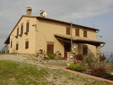 FABBRICATO COLONICO NEI PRESSI DI TODI